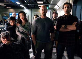 Jason Statham enfrenta criatura gigantesca no trailer de Megatubarão