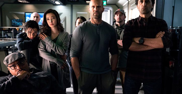 Jason Statham enfrenta criatura gigantesca no trailer de Megatubarão