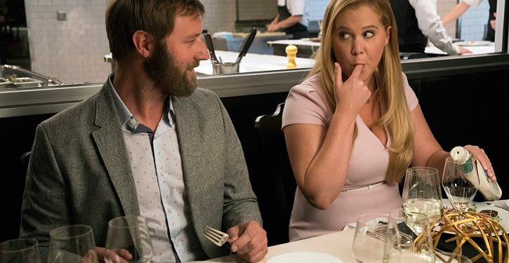 Amy Schumer é a mulher mais bonita de todas no trailer Sexy Por Acidente