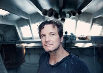 Colin Firth quer dar a volta ao mundo em barco no trailer de Somente o Mar Sabe