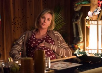 Charlize Theron vive mãe atarefada no trailer de Tully