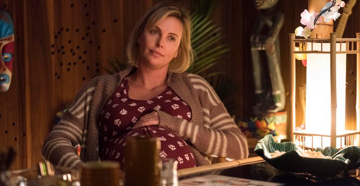 Charlize Theron vive mãe atarefada no trailer de Tully