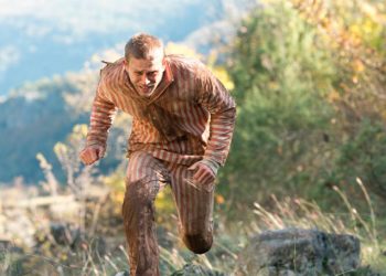 Charlie Hunnam e Rami Malek lutam para fugir da prisão no primeiro trailer de Papillon