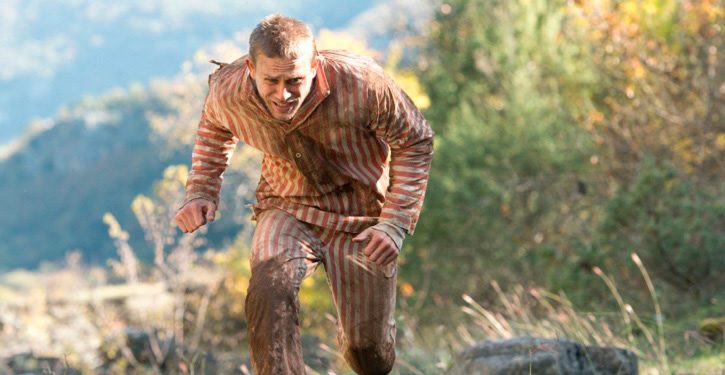 Charlie Hunnam e Rami Malek lutam para fugir da prisão no primeiro trailer de Papillon