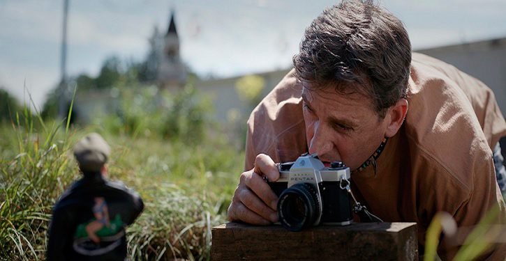 Estrelado por Steve Carrell, Bem-Vindos à Marwen ganha trailer e pôster