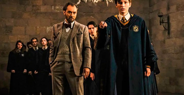 Dumbledore e jovem Newt estampam nova foto de Animais Fantásticos: Os Crimes de Grindewald