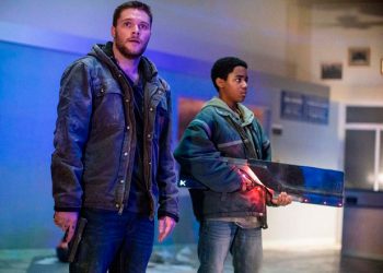 Kin ganha trailer cheio de tensão e cartaz com referência futurista