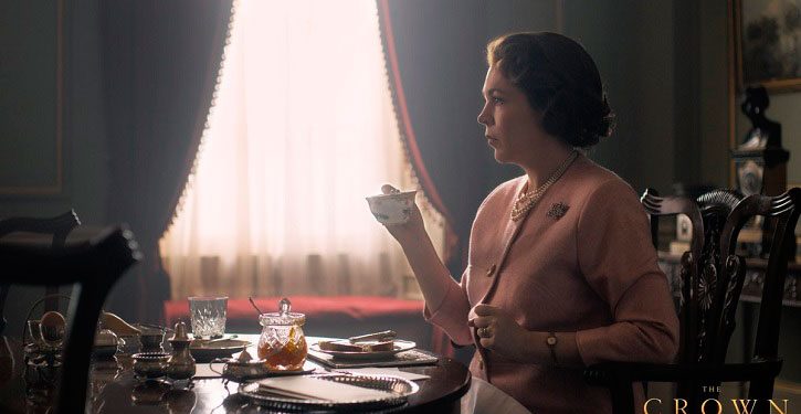 Netflix divulga primeira foto de Olivia Colman como Rainha Elizabeth II em The Crown