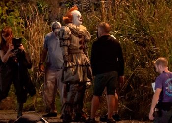 It – A Coisa 2: confira as novas imagens de Bill Skarsgard como Pennywise
