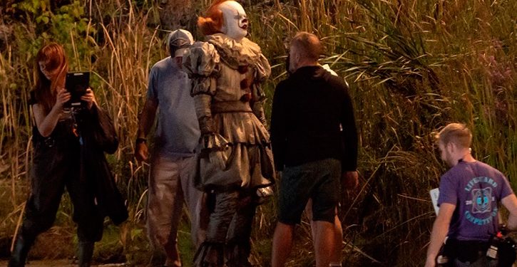 It – A Coisa 2: confira as novas imagens de Bill Skarsgard como Pennywise