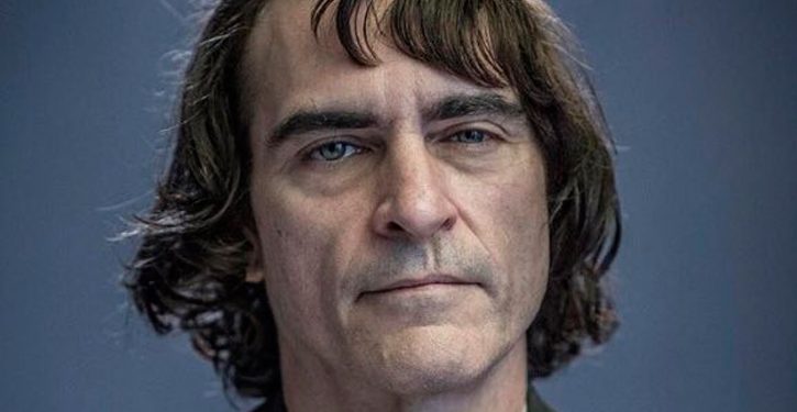 Confira o visual de Joaquin Phoenix como o icônico Joker