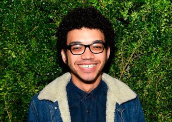 Justice Smith, astro de Pokémon: Detetive Pikachu, estará na CCXP 2018