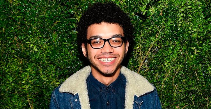Justice Smith, astro de Pokémon: Detetive Pikachu, estará na CCXP 2018