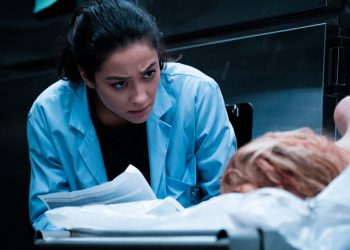 Assista ao trailer do terror Cadáver, estrelado por Shay Mitchell