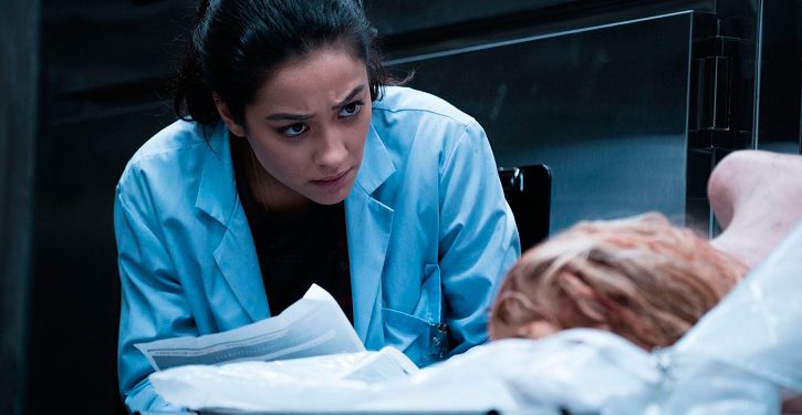 Assista ao trailer do terror Cadáver, estrelado por Shay Mitchell