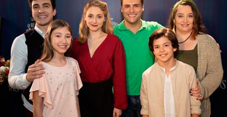 Elenco musical irá dublar O Retorno de Mary Poppins