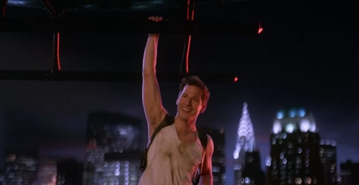 Brooklyn 99: Jake vive fantasia de ‘Duro de Matar’ em trailer da 6ª temporada