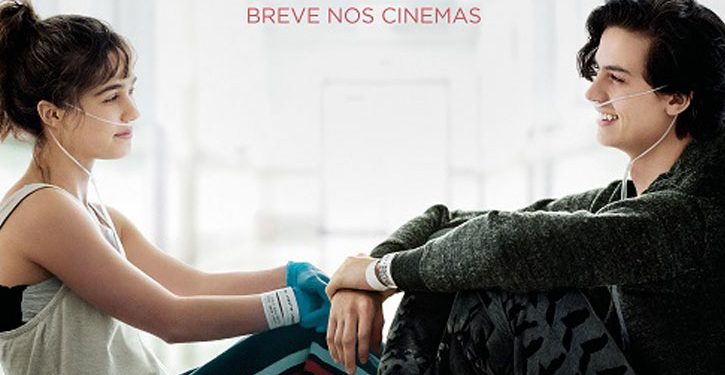 Confira o pôster de A Cinco Passos de Você, drama estrelado por Cole Sprouse