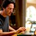 Keanu Reeves é cientista inescrupuloso no trailer de Cópias – De Volta à Vida