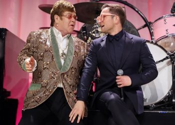 Elton John e Taron Egerton cantam ‘Tiny Dancer’ em festa pós-Oscar