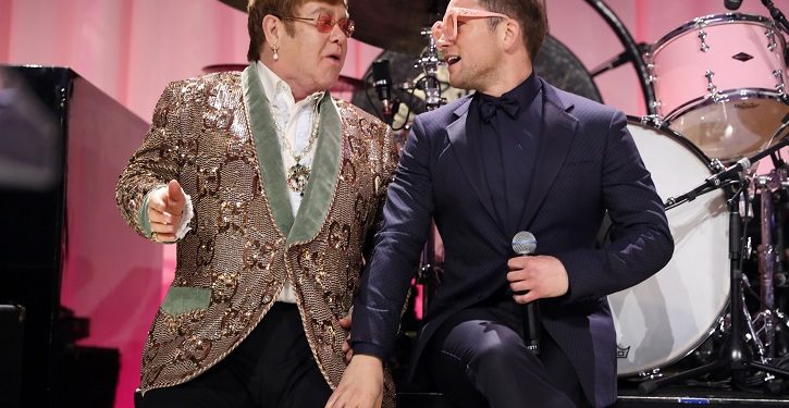 Elton John e Taron Egerton cantam ‘Tiny Dancer’ em festa pós-Oscar