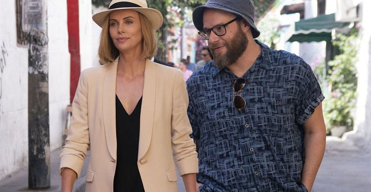 Charlize Theron e Seth Rogen em clima de romance no trailer de Casal Improvável