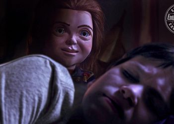 Chucky observa seu dono em nova imagem de Brinquedo Assassino