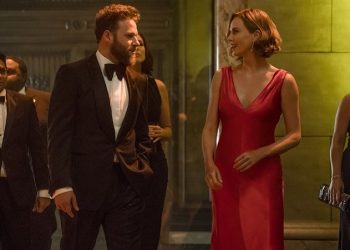 Charlize Theron surpreende Seth Rogen no novo trailer de Casal Improvável