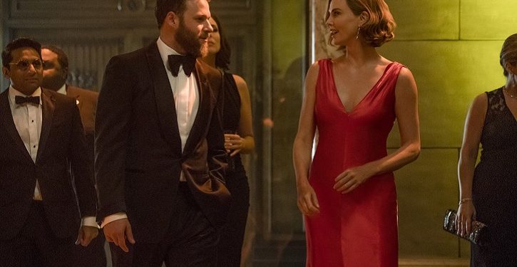 Charlize Theron surpreende Seth Rogen no novo trailer de Casal Improvável