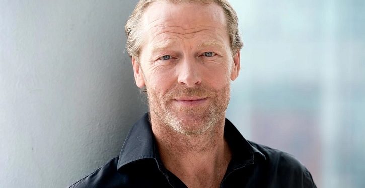 Iain Glen será Bruce Wayne na 2ª temporada de Titãs
