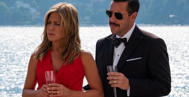 Veja as imagens de Jennifer Aniston e Adam Sandler em Mistério no Mediterrâneo, novo filme da Netflix