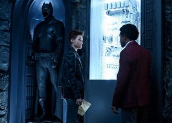 Nova imagem de Batwoman mostra uniforme e novo personagem