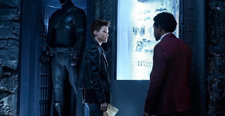 Nova imagem de Batwoman mostra uniforme e novo personagem