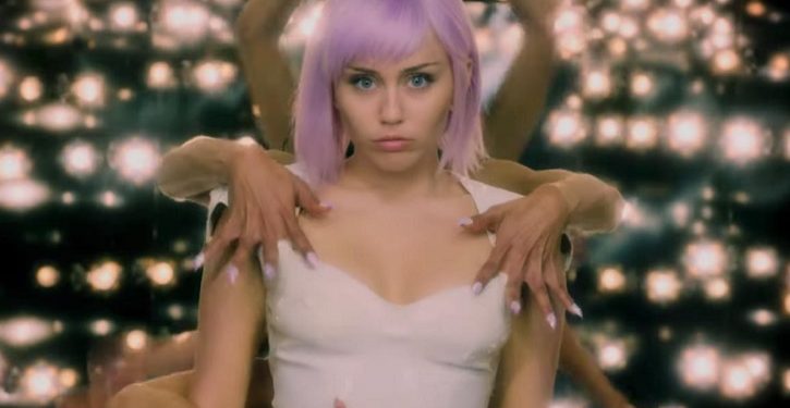 Black Mirror: 5ª temporada ganha trailer; Miley Cyrus está no elenco