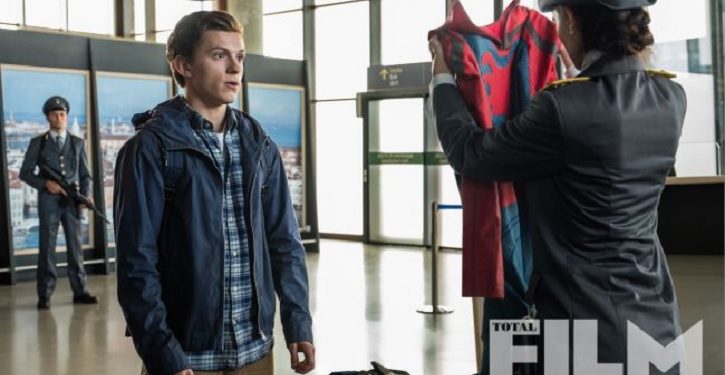 Peter tem problemas no aeroporto em nova imagem de Homem-Aranha: Longe de Casa