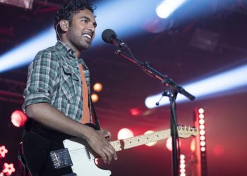 Personagens atravessam a Abbey Road no cartaz de Yesterday