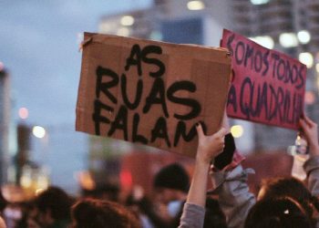 Democracia em Vertigem:  uma narrativa sobre política – crítica