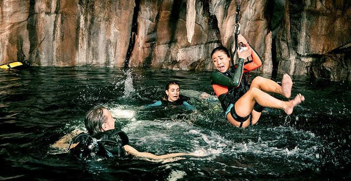 Tubarões aterrorizam mergulhadoras no trailer de Medo Profundo – O Segundo Ataque