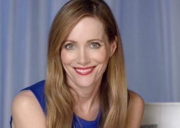 foto da atriz da serie the power