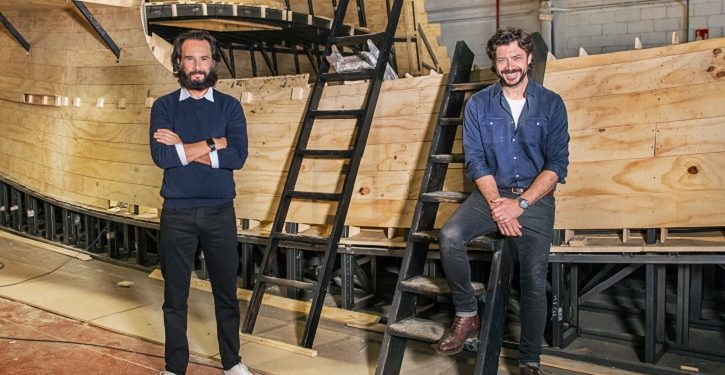 foto de Rodrigo Santoro e Álvaro Morte