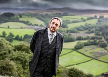 foto do ator John Rhys-Davis na CCXP 22