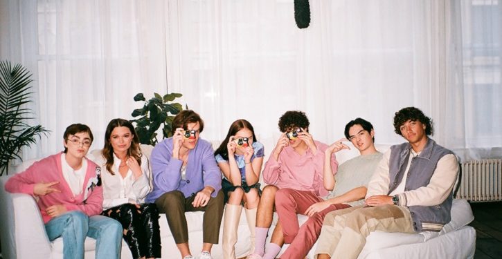 foto do elenco da série O Verão Que Mudou a Minha Vida