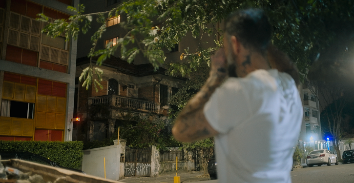 foto da série documental A Mulher da Casa Abandonada